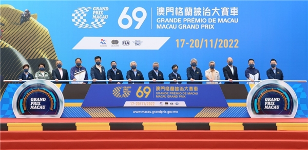邹市明澳门职业首战在即 妻儿父母抵达赛地助威